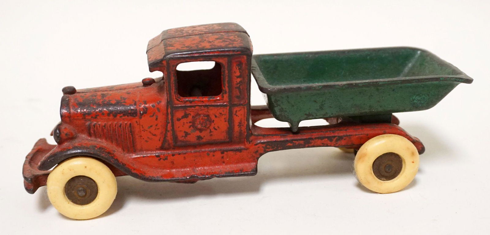 ANTIQUE CAST IRON TOY DUMP TRUCK (1 of 6)