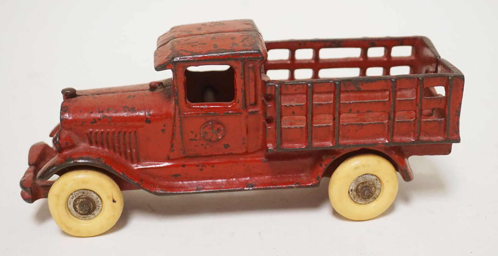 ANTIQUE CAST IRON TOY TRUCK (1 of 4)