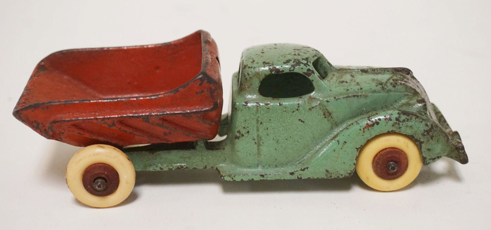 ANTIQUE CAST IRON TOY DUMP TRUCK (1 of 5)