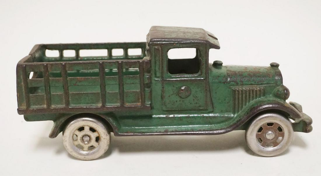 ANTIQUE CAST IRON TOY STAVE BODY TRUCK (1 of 4)