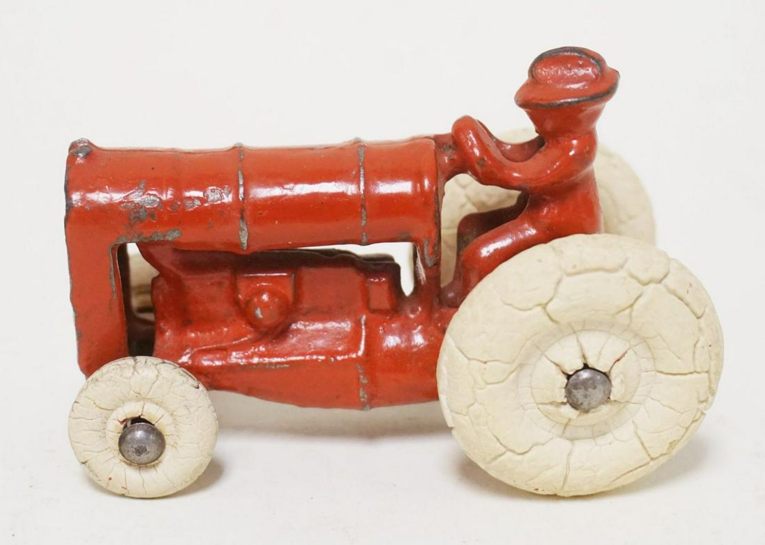ANTIQUE ARCADE CAST IRON TOY TRACTOR (1 of 4)