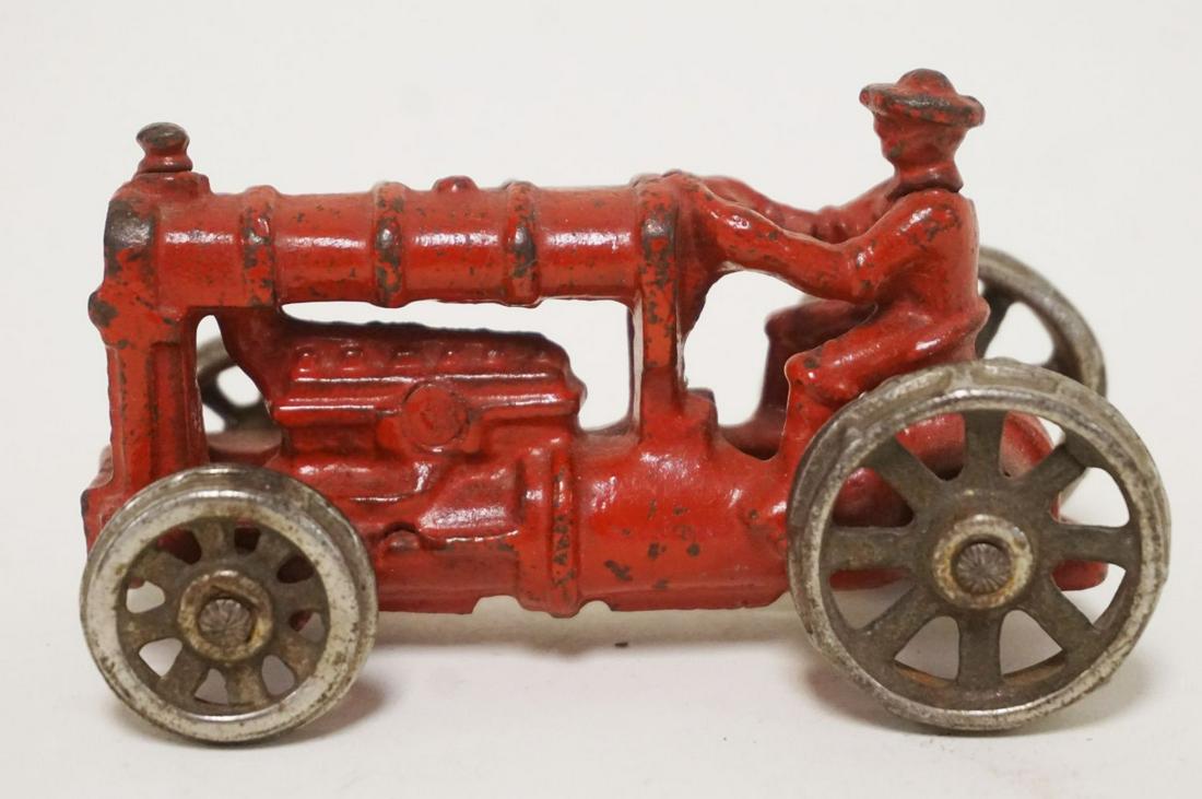 ANTIQUE CAST IRON TOY TRACTOR (1 of 3)