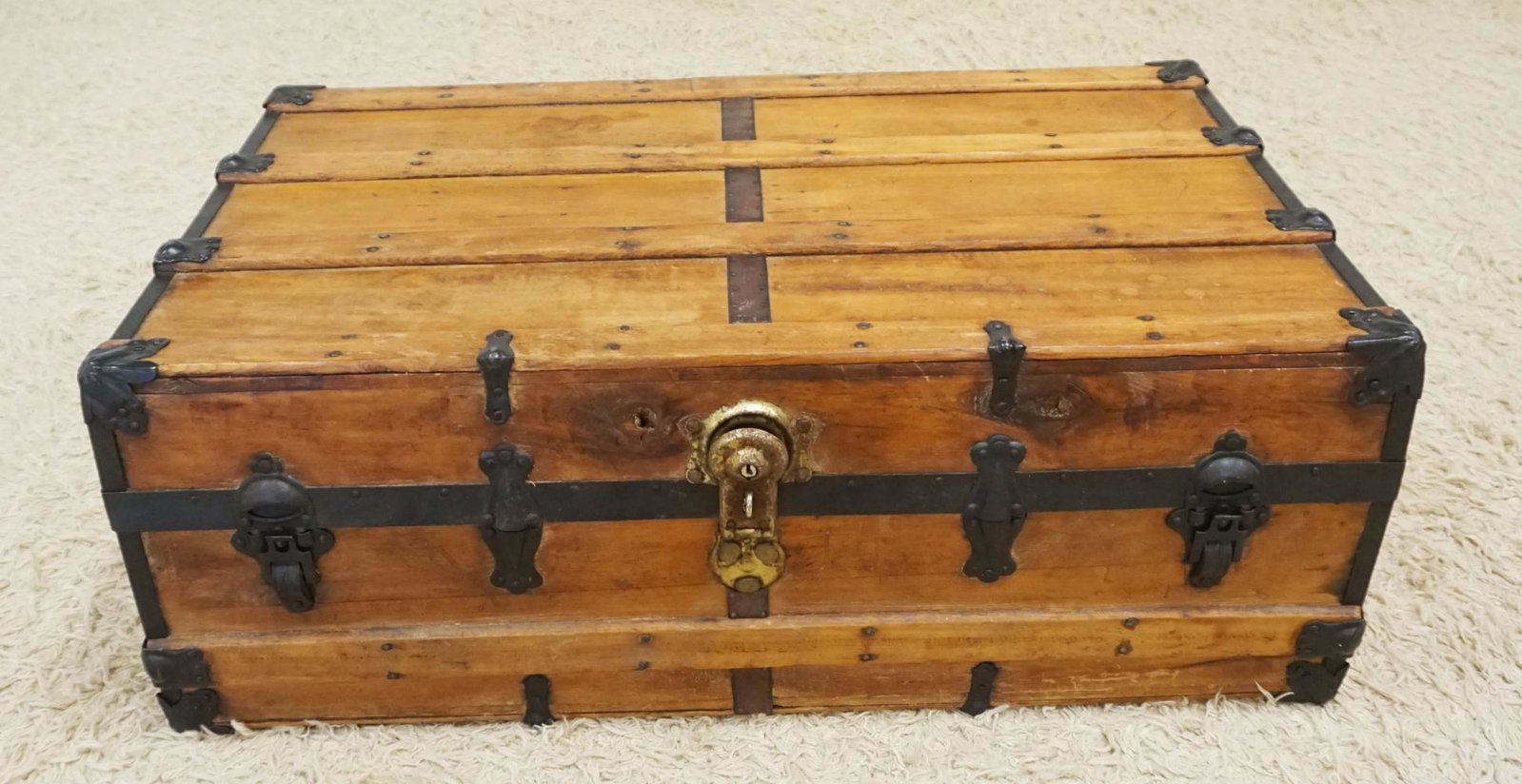 ANTIQUE WOOD & METAL STORAGE TRUNK: ANTIQUE WOOD & METAL STORAGE TRUNK W/LEATHER HANDLE SIDES, APPROXIMATELY 22 IN X 36 IN X 14 IN HIGH