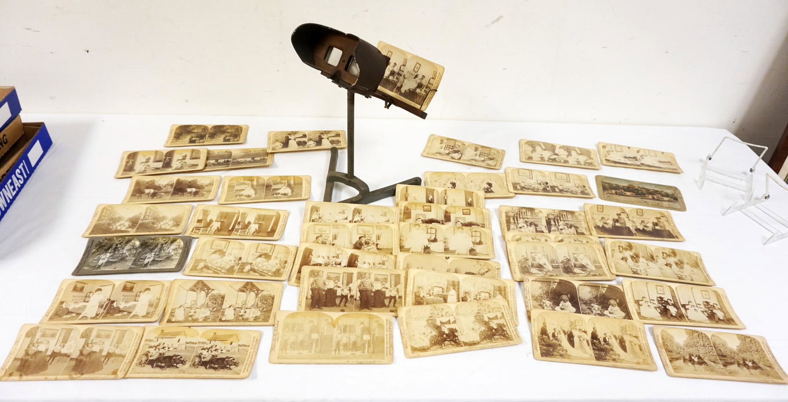 ANTIQUE TABLE TOP STEREO VIEWER W/CARDS: ANTIQUE TABLE TOP STEREO VIEWER W/MANY ASSORTED CARDS