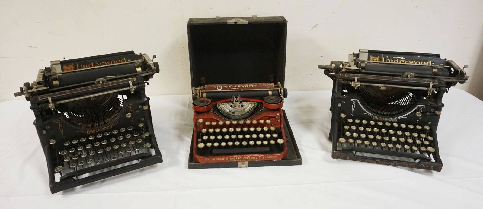 3 ANTIQUE UNDERWOOD TYPEWRITERS: 3 ANTIQUE UNDERWOOD TYPEWRITERS