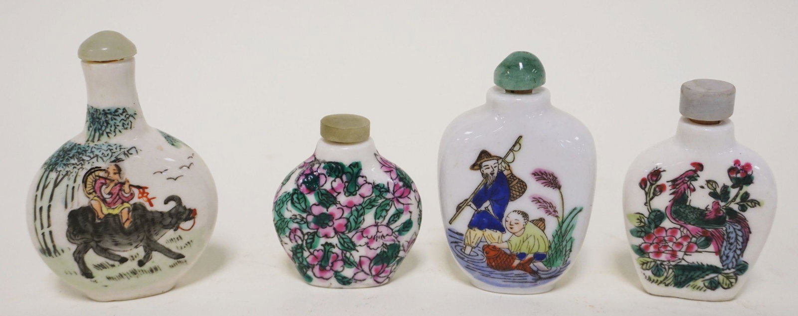 GROUP OF 4 SNUFF BOTTLES: GROUP OF 4 SNUFF BOTTLES, LARGEST APPROXIMATELY 3 1/4 IN