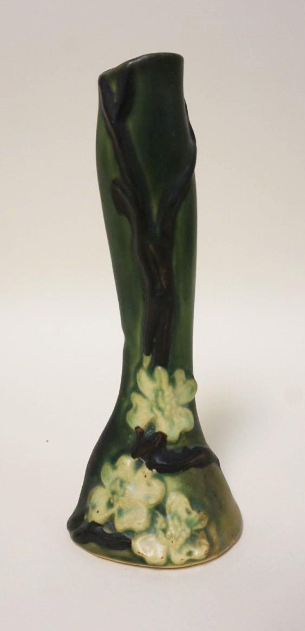 ROSEVILLE ART POTTERY DOGWOOD BUD VASE (1 of 4)