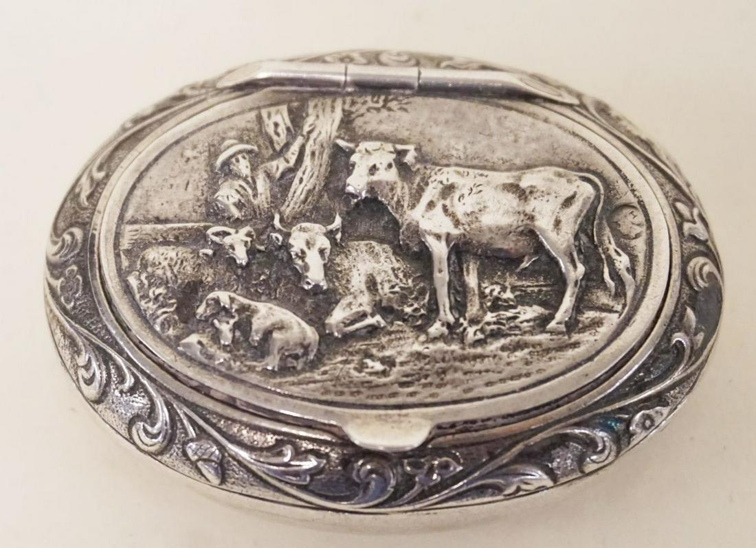 VICTORIAN OVAL PILL BOX: VICTORIAN OVAL PILL BOX W/COWS & STEER, 0.759 OZT