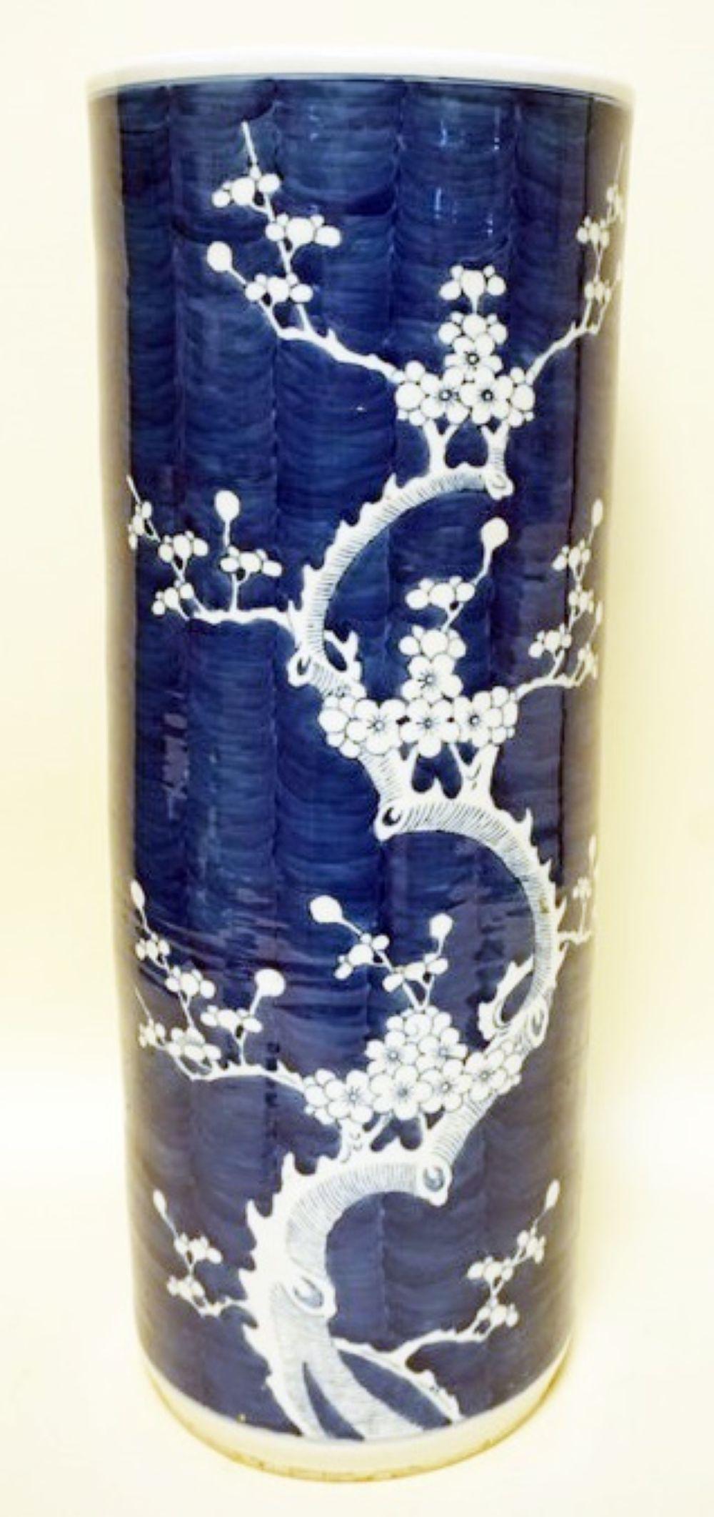 BLUE AND WHITE ASIAN UMBRELLAS STAND (1 of 3)