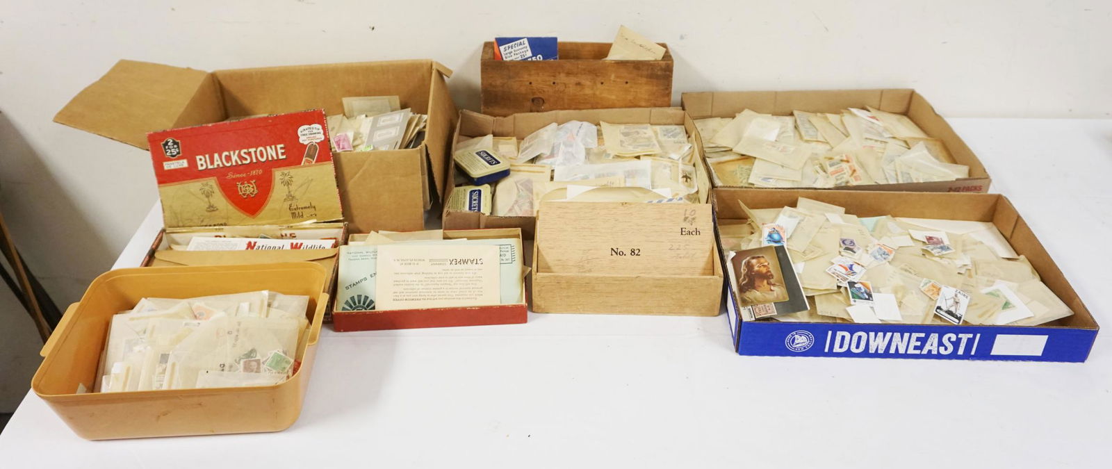 LARGE LOT OF POSTAGE STAMPS (1 of 7)