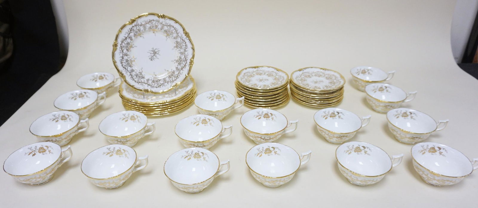 COALPORT *KINGS PLATE* (1 of 3)