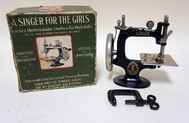 MINIATURE CAST IRON SINGER SEWING MACHINE (1 of 2)