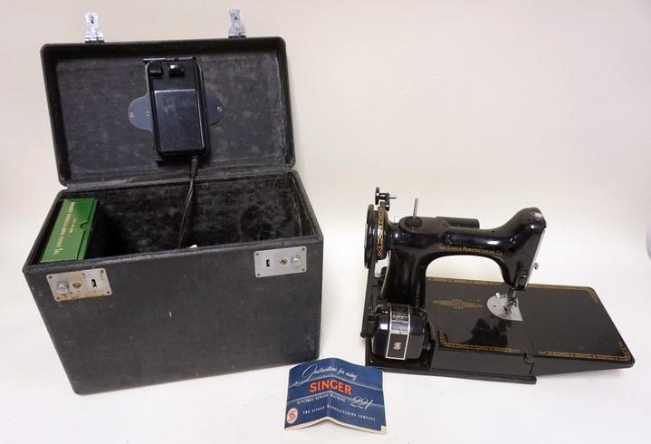 SINGER FEATHER WEIGHT SEWING MACHINE (1 of 2)