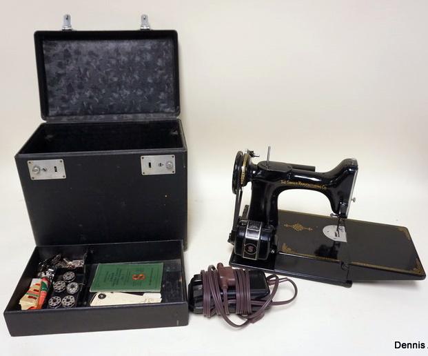 ANTIQUE SINGER FEATHER WEIGHT SEWING MACHINE (1 of 2)