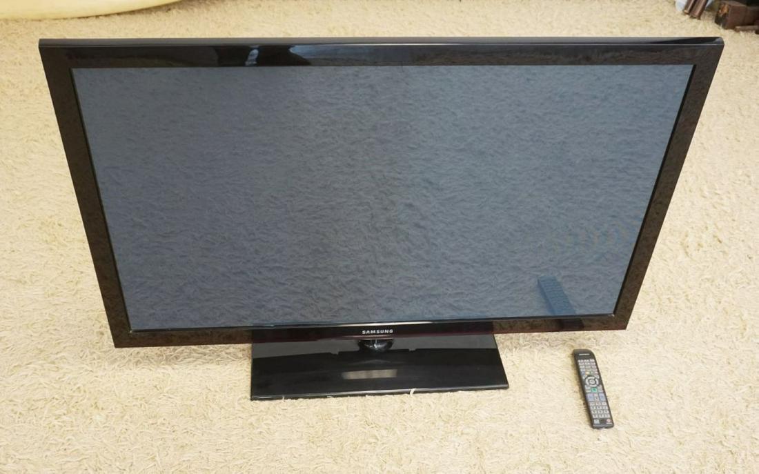 SAMSUNG FLATSCREEN TV (1 of 2)