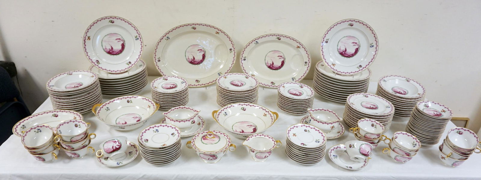 LIMOGES DINNERWARE SET (1 of 7)