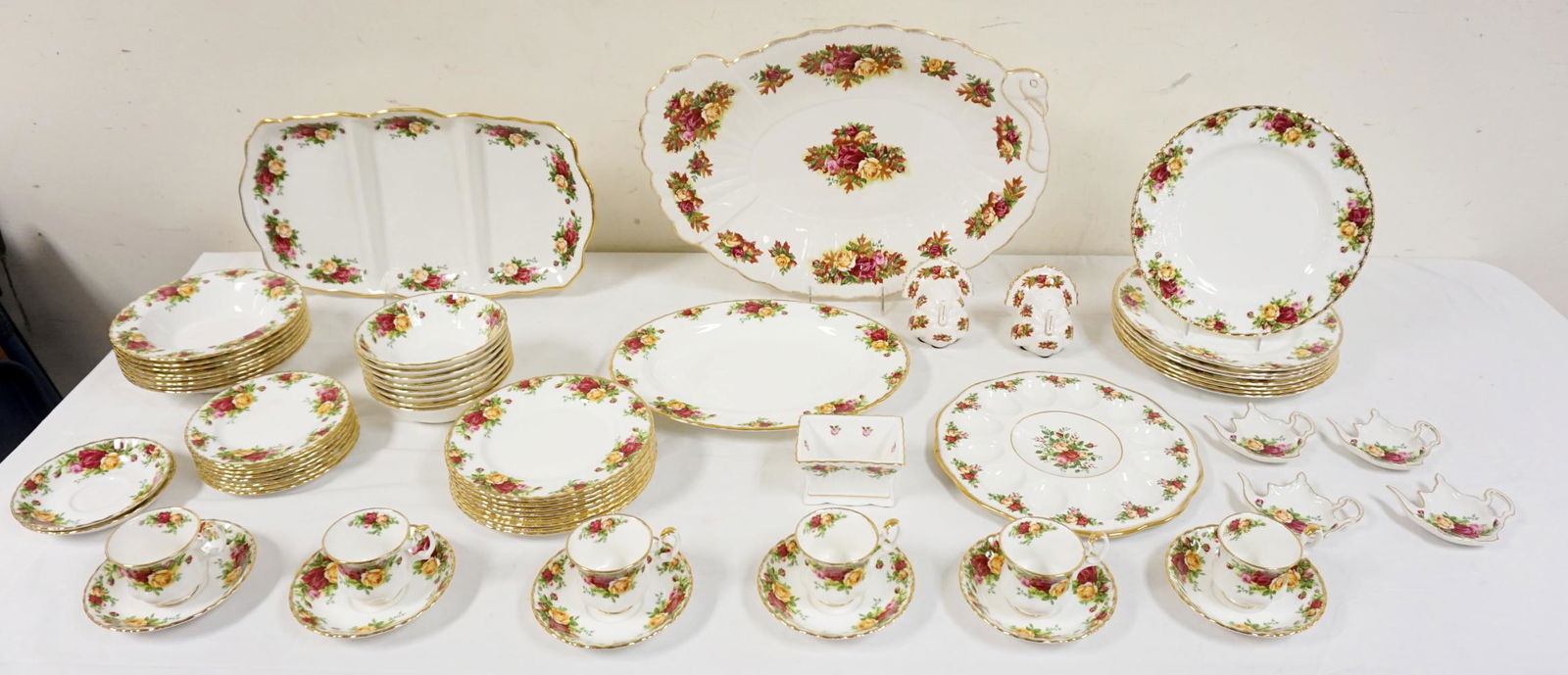 ROYAL ALBERT OLD COUNTRY ROSE DINNERWARE (1 of 6)