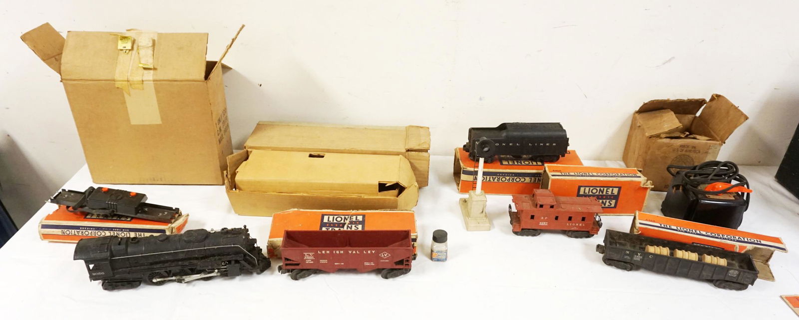 LIONEL TRAIN SET: LIONEL TRAIN SET INCLUDING #2056 LOCOMOTIVE W/CARS & TRACK & X-FORMER