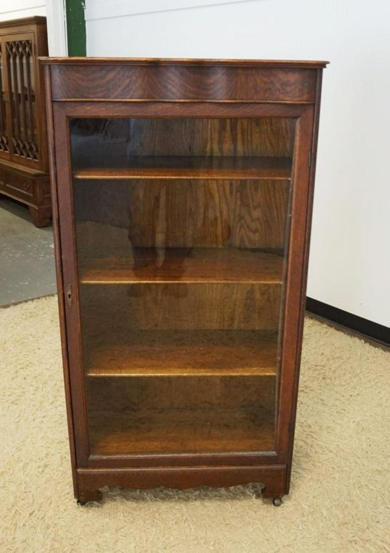 OAK ONE DOOR CURIO CABINET (1 of 2)