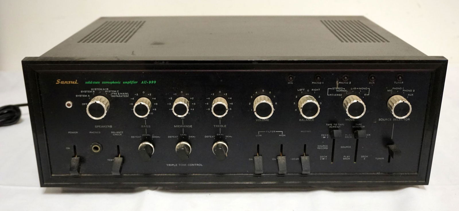 VINTAGE SOLID STATE SANSUI AU-999 STEREO AMPLIFIER (1 of 2)