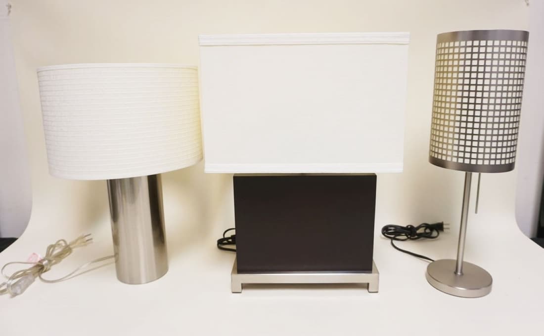LOT OF 3 ASSORTED MODERN STYLE TABLE LAMPS (1 of 3)