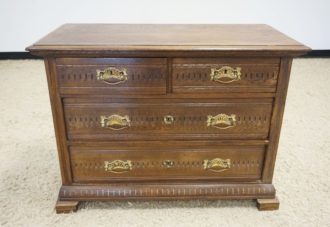 ANTIQUE SOLID OAK 4 DRAWER CHEST (1 of 3)