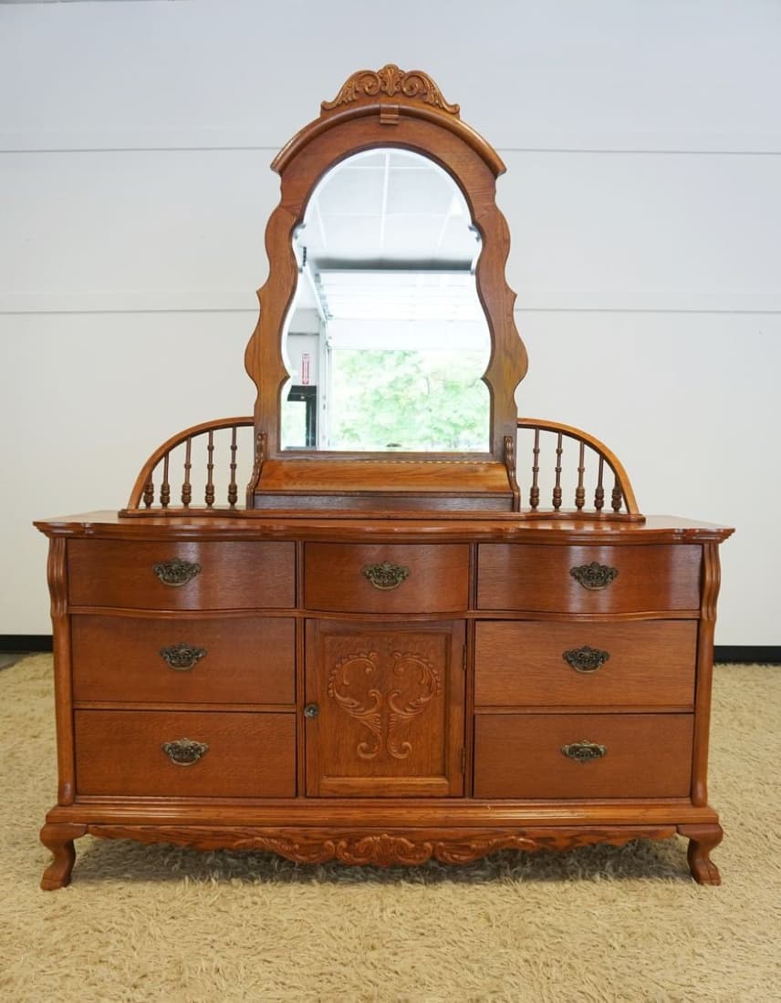 OAK LEXINGTON CHEST (1 of 3)