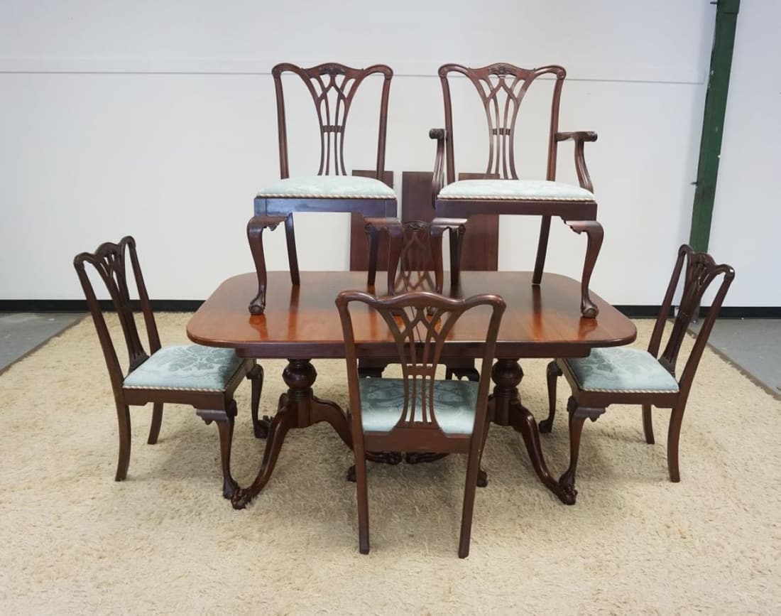 MAHOGANY CHIPPENDALE STYLE DINING ROOM TABLE (1 of 4)