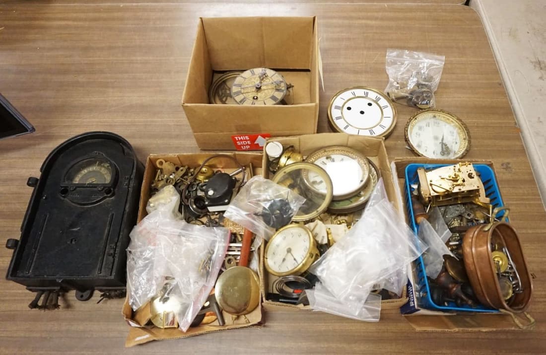 LARGE ASSORTMENT OF CLOCK PARTS, MOVEMENTS & KEYS (1 of 6)