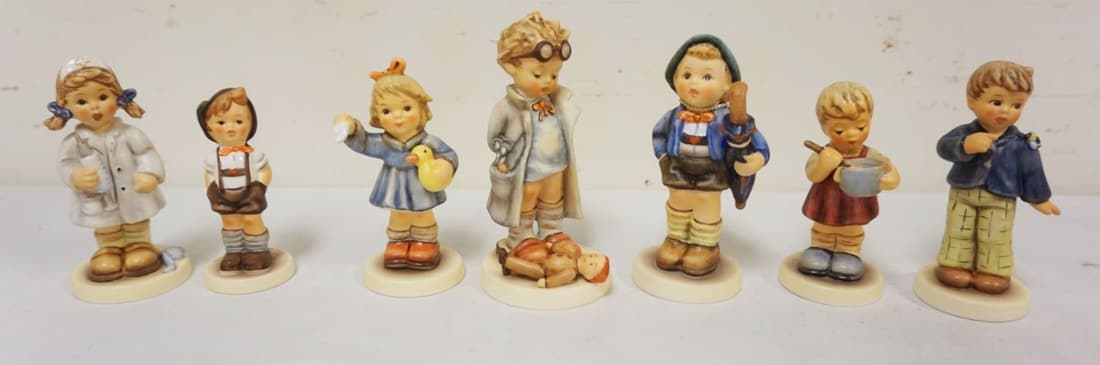 LOT OF 7 HUMMEL FIGURES: LOT OF 7 HUMMEL FIGURES, LARGEST APPROXIMATELY 5 1/4 IN