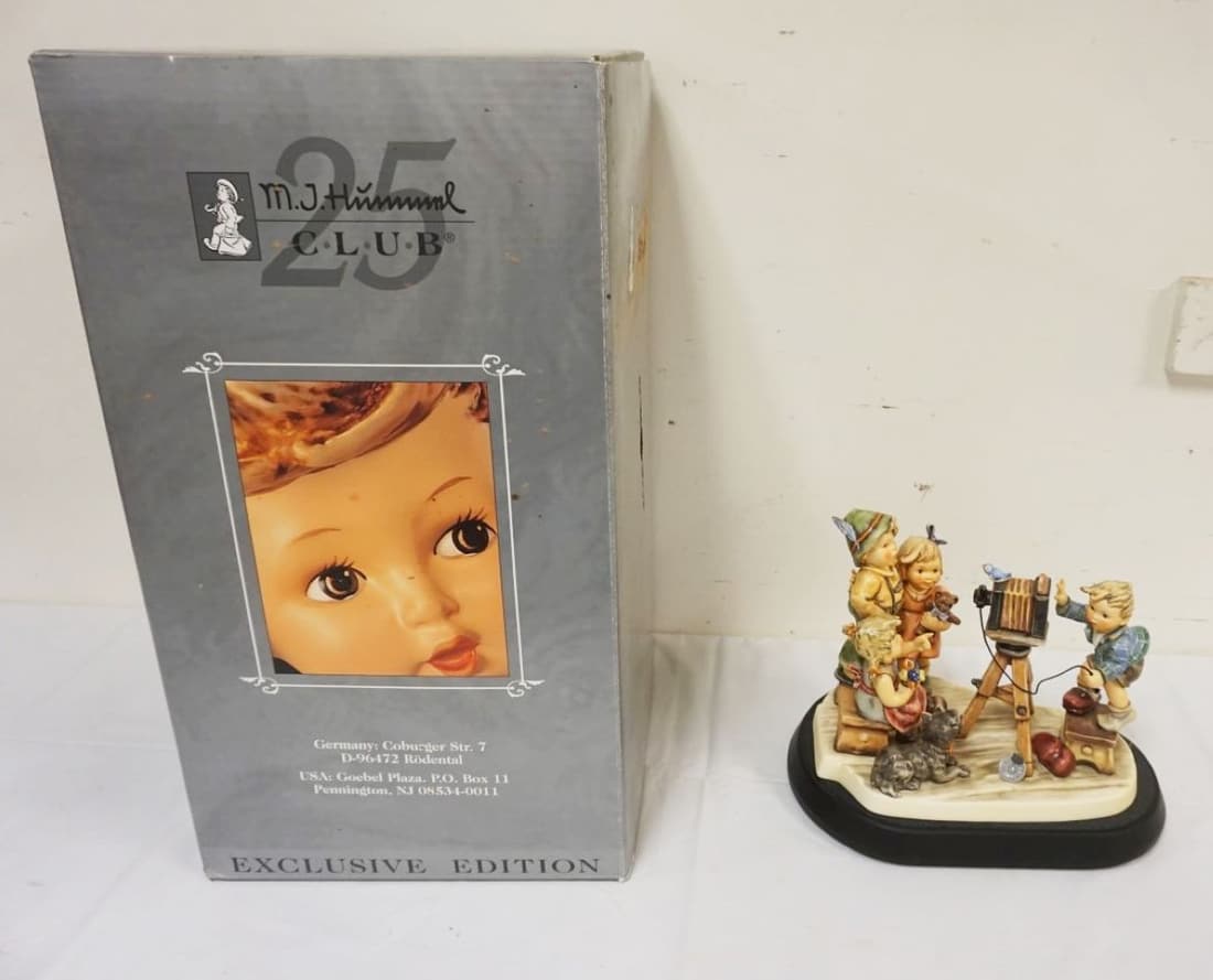 GOEBEL/HUMMEL EXCLUSIVE EDITION PHOTOGRAPHER (1 of 4)