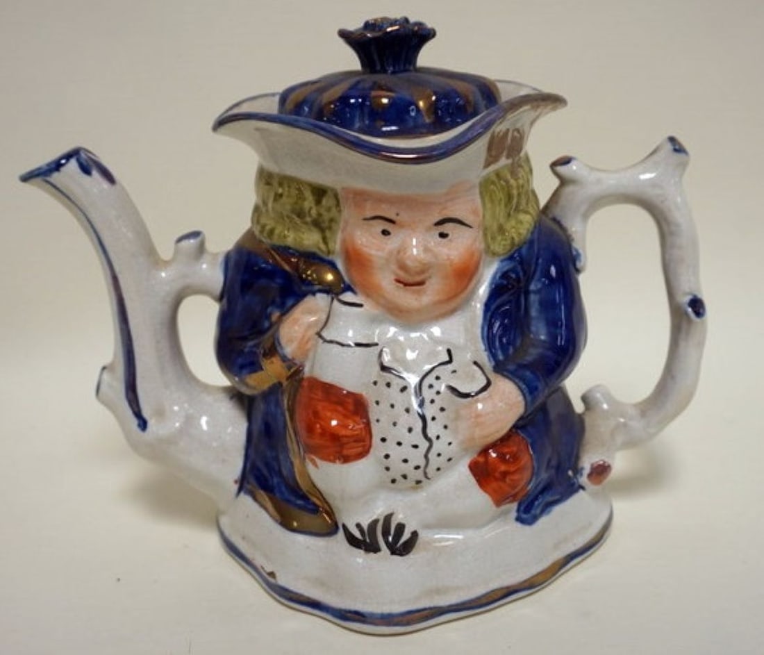 ANTIQUE STAFFORDSHIRE TOBY TEA POT: ANTIQUE STAFFORDSHIRE TOBY TEA POT WITH LID APPROXIMATELY 8 IN H