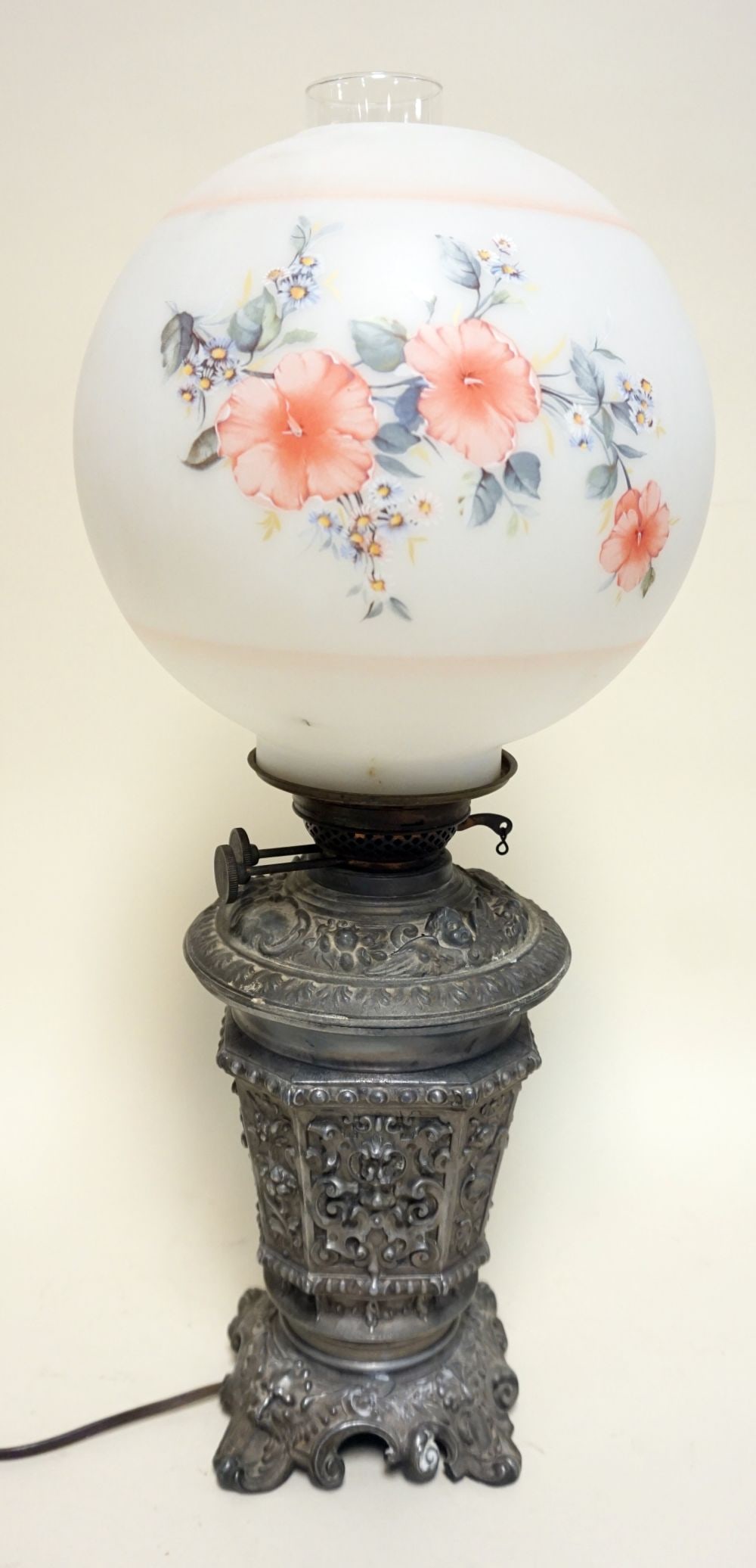 VICTORIAN PARLOR LAMP (1 of 2)