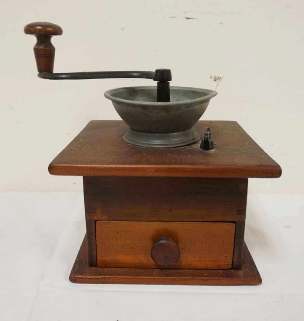 ANTIQUE TABLE TOP COFFEE GRINDER (1 of 3)