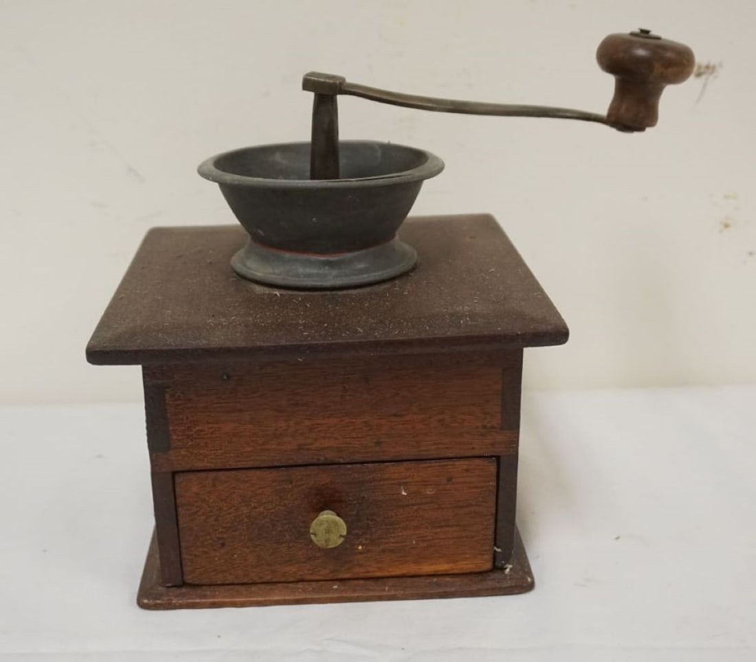 ANTIQUE TABLE TOP COFFEE GRINDER (1 of 2)