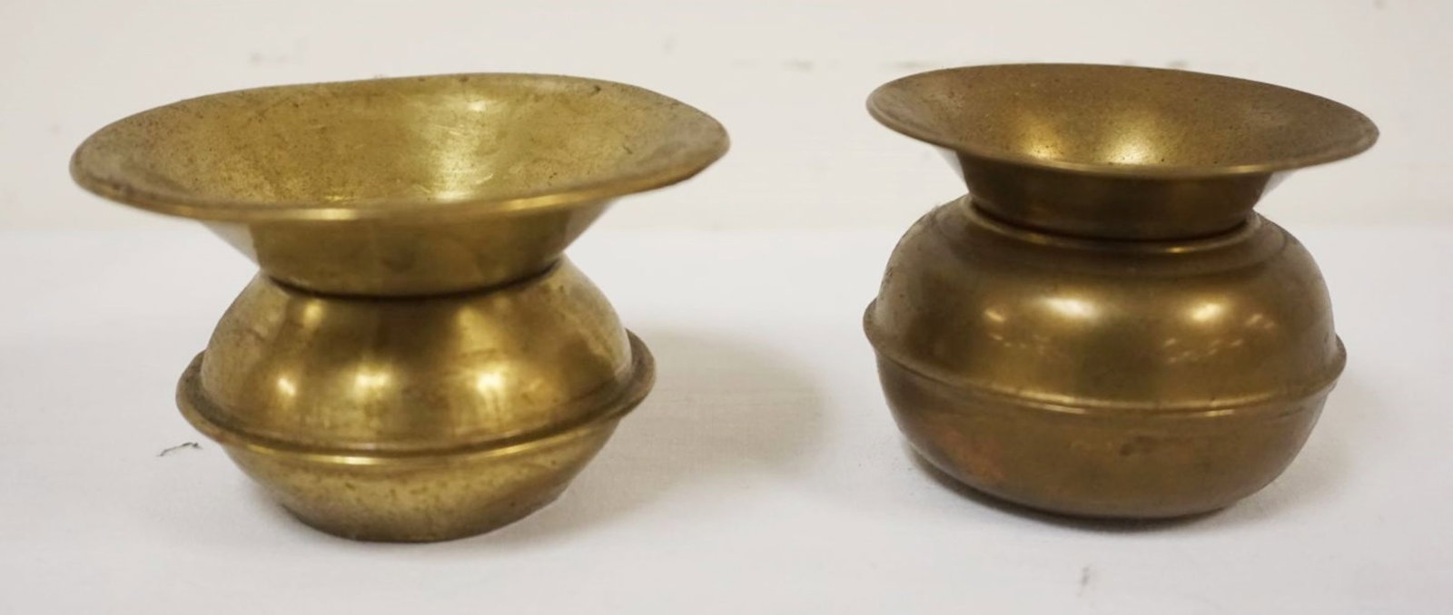 2 MINIATURE BRASS SPITTOONS: 2 MINIATURE BRASS SPITTOONS, APPROXIMATELY 2 IN HIGH