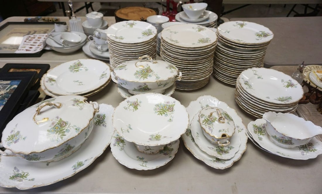 LOT OF 94 PIECES OF UNMARKED VICTORIAN DINNERWARE: LOT OF 94 PIECES OF UNMARKED VICTORIAN DINNERWARE INCLUDING COMPOTES, PLATTERS, TUREENS, ETC