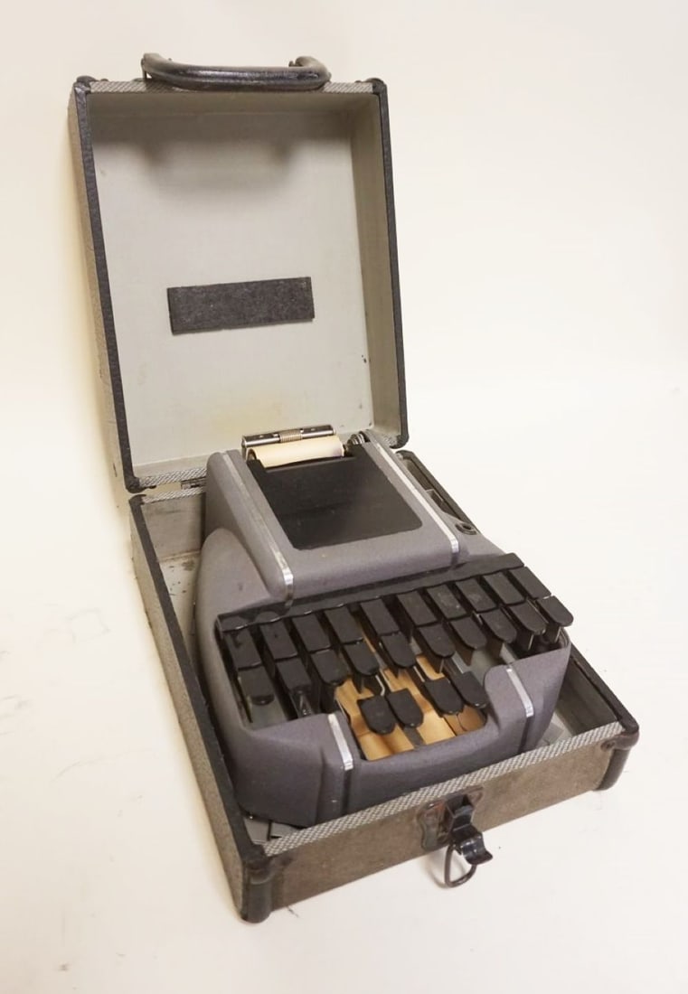 STENOGRAPH MACHINE: STENOGRAPH MACHINE, APPRROXIMATELY 9 IN X 11 IN X 5 IN
