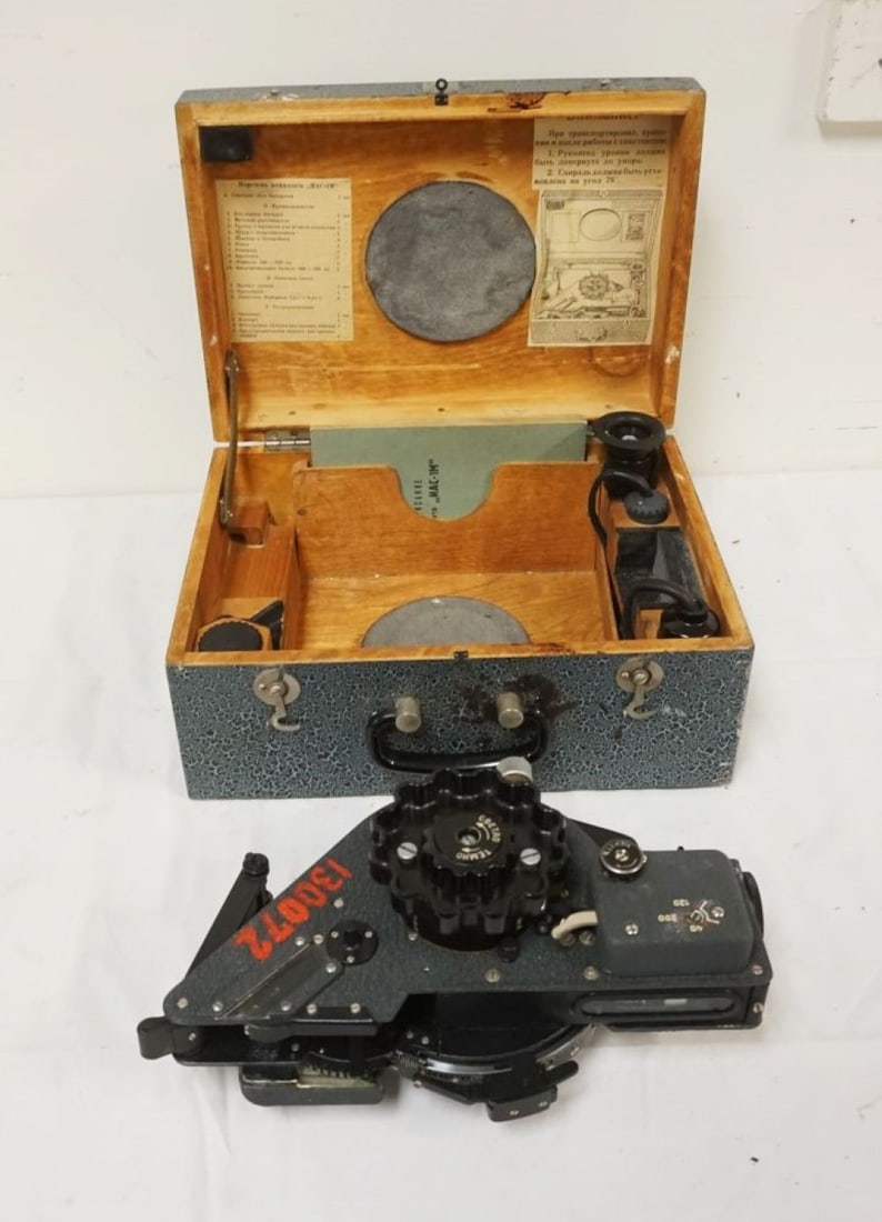 SOVIET ERA AVIATION SEXTANT: SOVIET ERA AVIATION SEXTANT, APPROXIMATELY 14 IN X 10 IN X 6 IN