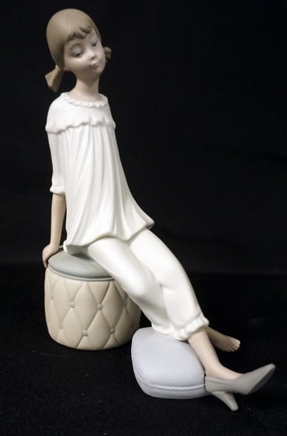 LLADRO FIGURINE OF YOUNG GIRL: LLADRO FIGURINE OF YOUNG GIRL, MATTE FINISH, APPROXIMATELY 8 IN