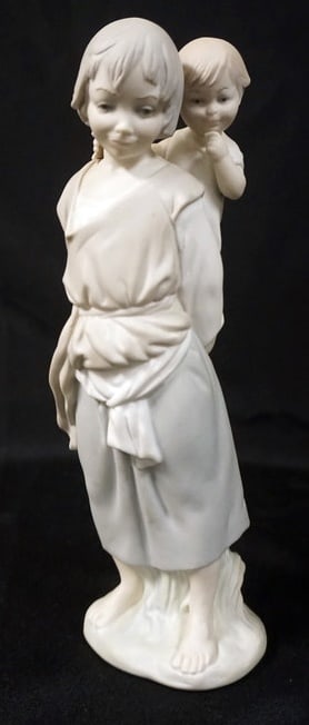 LLADRO FIGURINE OF WOMAN W/CHILD: LLADRO FIGURINE OF WOMAN W/CHILD, MATTE FINISH, APPROXIMATELY 10 IN HIGH