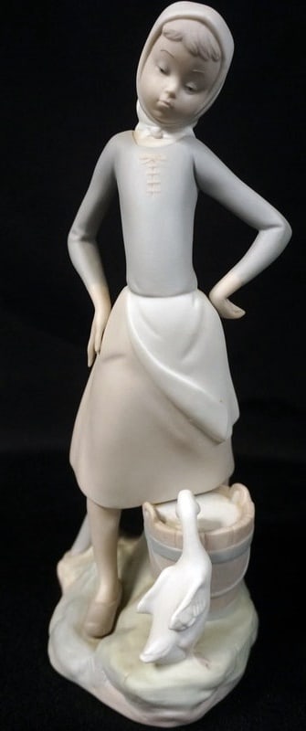 LLADRO FIGURINE OF YOUNG GIRL: LLADRO FIGURINE OF YOUNG GIRL W/GOOSE, MATTE FINISH, APPROXIMATELY 10 IN