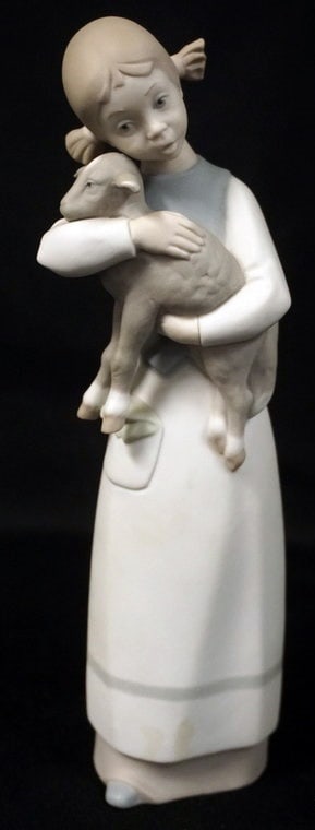 LLADRO FIGURINE OF YOUNG GIRL: LLADRO FIGURINE OF YOUNG GIRL W/LAMB, MATTE FINISH, APPROXIMATELY 9 IN