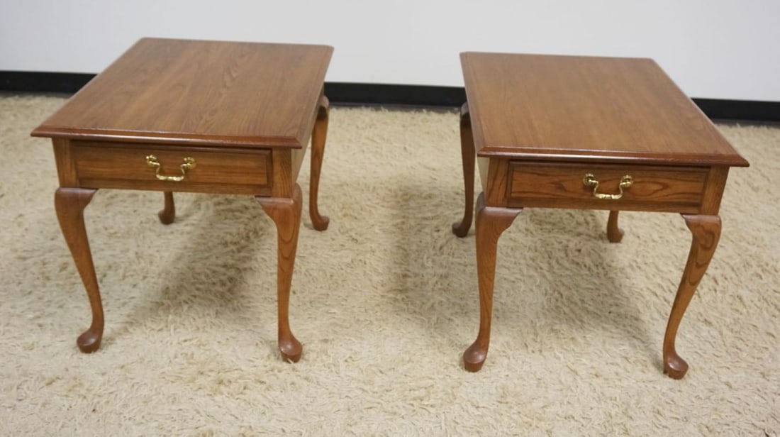 PAIR PENNSYLVANIA HOUSE SOLID OAK LAMP TABLES (1 of 4)