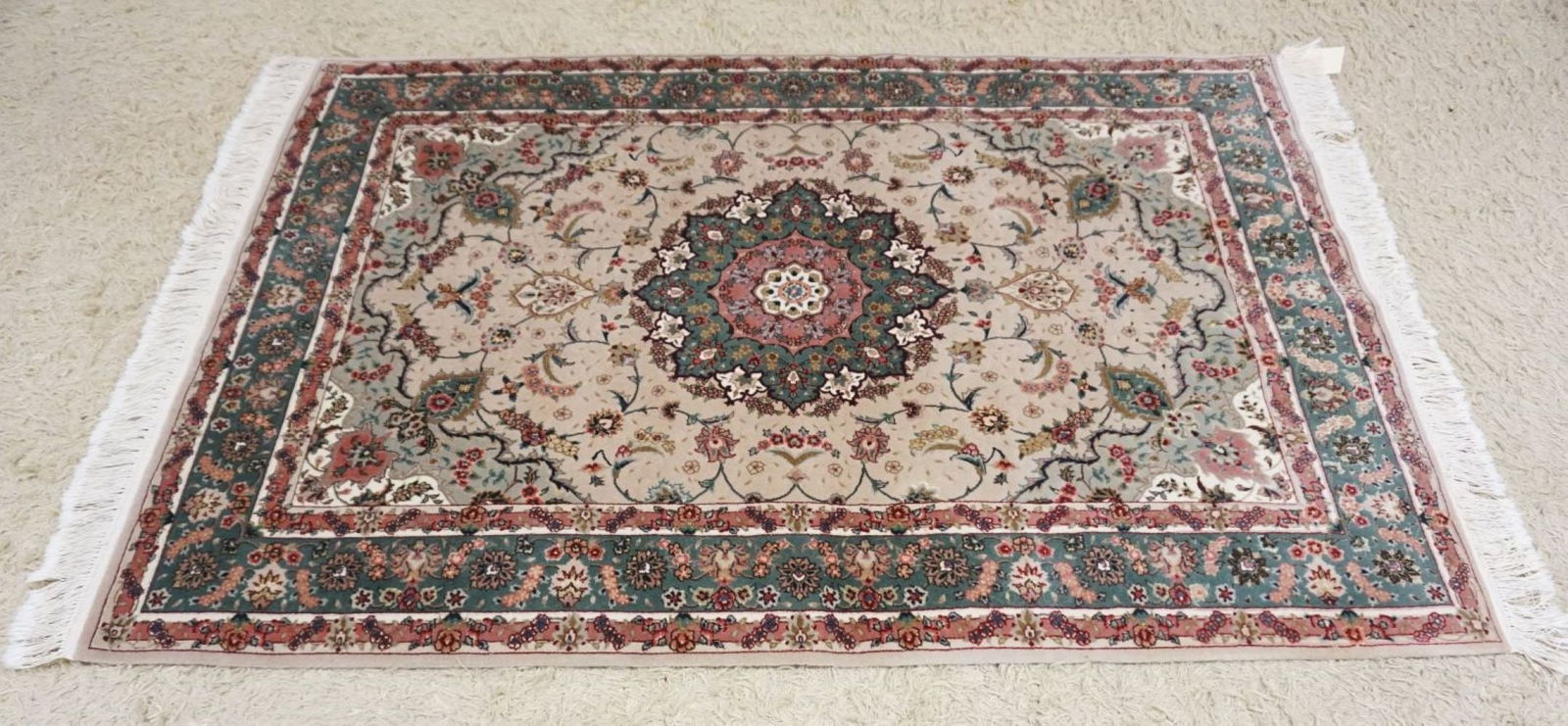 TABRIZ FLORAL WOOL RUG (1 of 5)