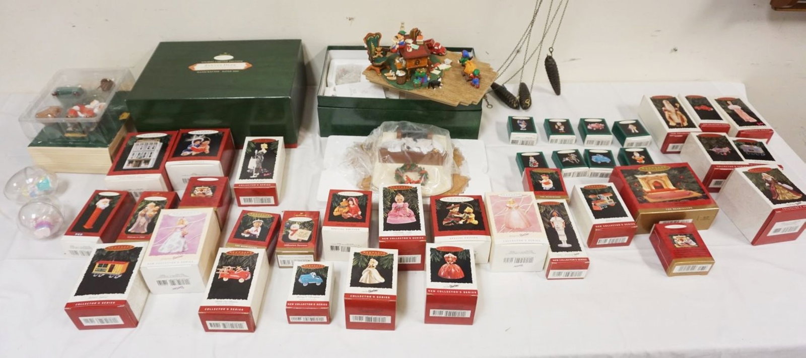 LOT OF HALMARK DECORATION KEEPSAKE: LOT OF HALMARK DECORATION KEEPSAKE