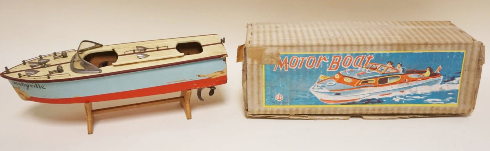 TOY MOTORIZED BOAT: TOY MOTORIZED BOAT IN ORIGINAL BOX, SOME PAINT LOSS