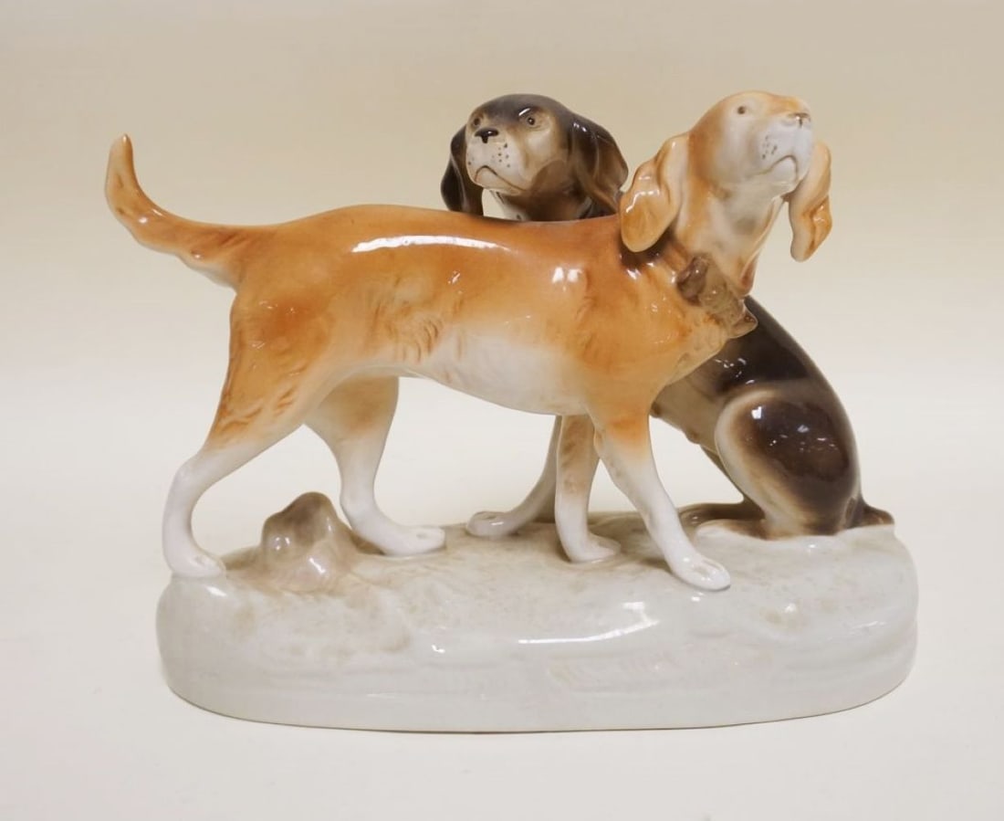ROYAL DUX PORCELAIN HUNTING DOGS: ROYAL DUX PORCELAIN HUNTING DOGS, APPROXIMATELY 11 IN X 4 IN X 9 IN HIGH