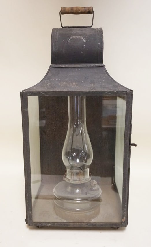 LARGE ANTIQUE TIN KEROSENE LANTERN (1 of 4)
