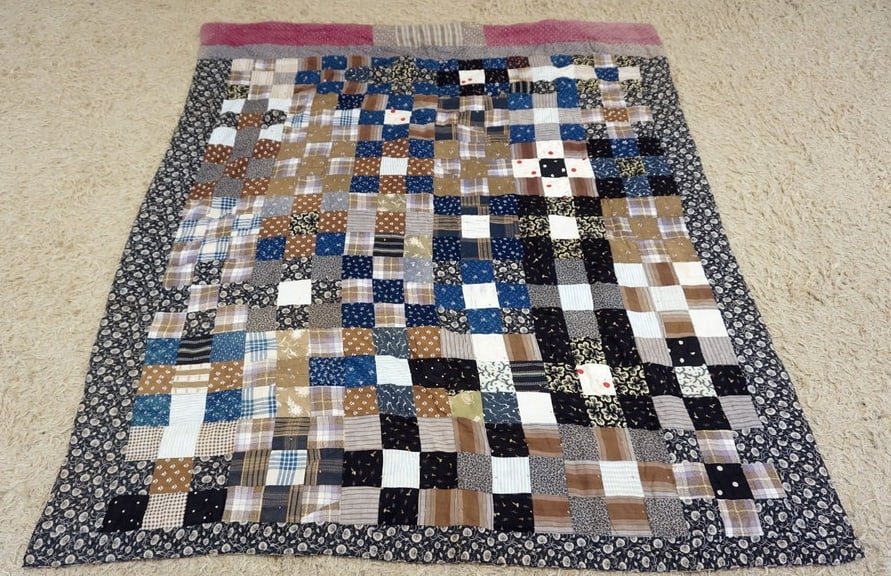 ANTIQUE HAND SEWN QUILT: ANTIQUE HAND SEWN QUILT, APPROXIMATELY 5 FT 6 IN X 6 FT 5 IN